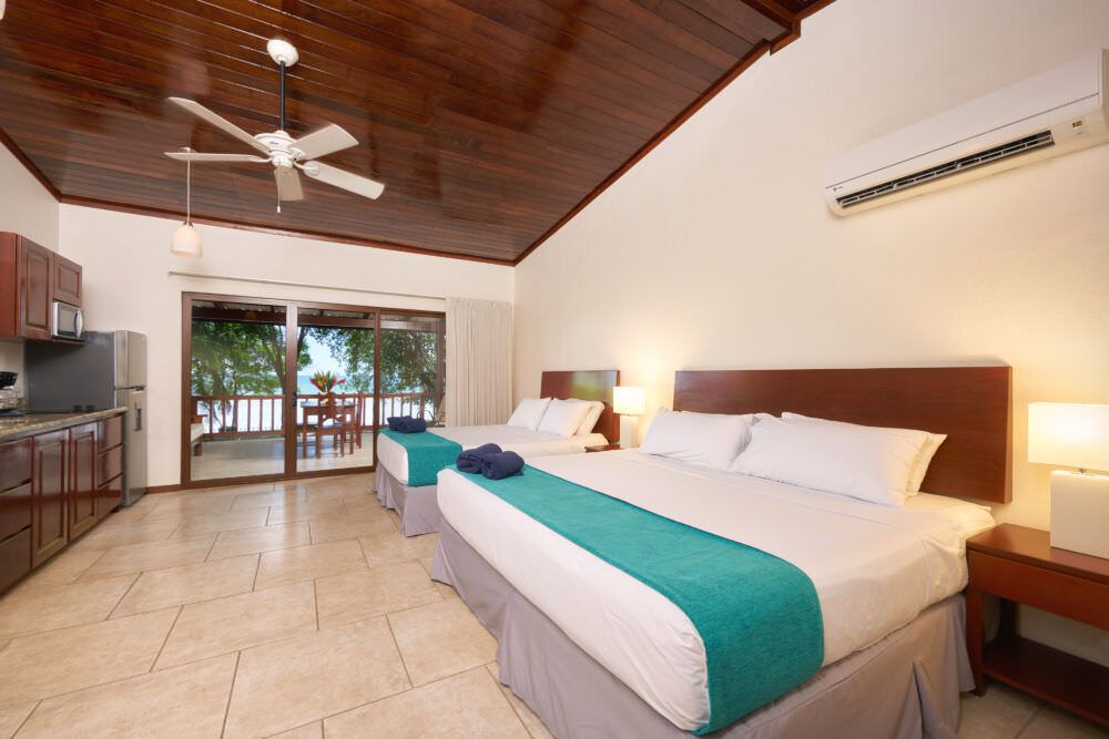 Beachfront Suites Plus - bed